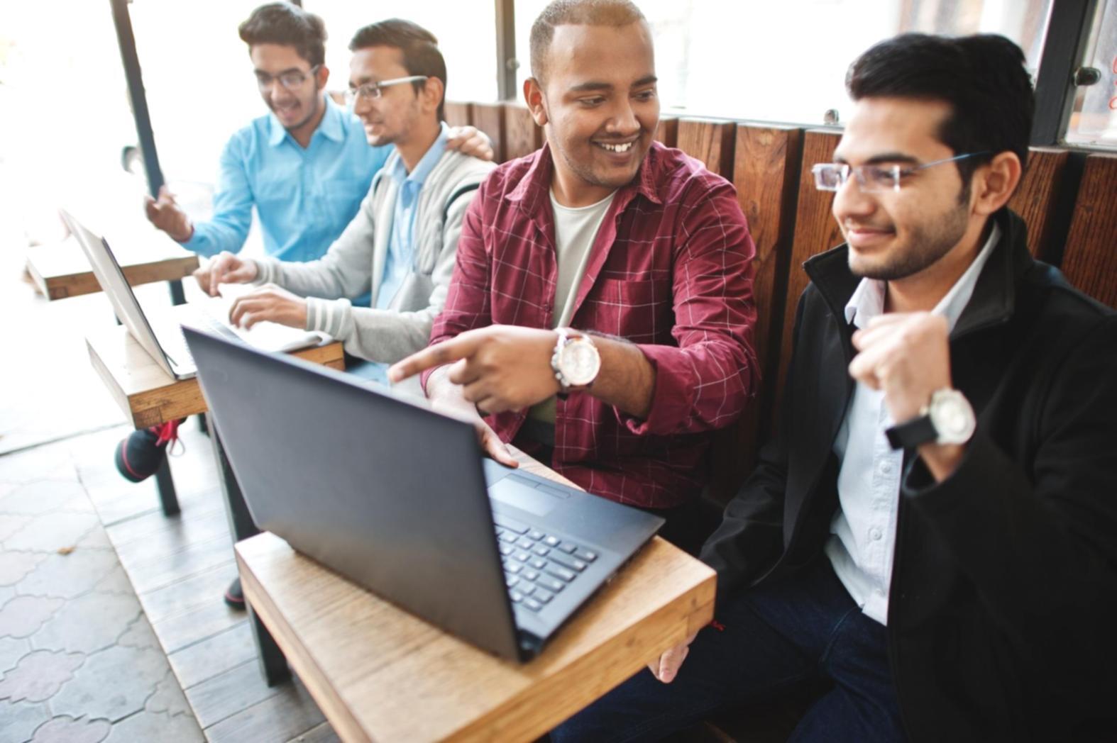 Moderne Finanzanalyse-Software im Einsatz mit Echtzeit-Datenvisualisierung