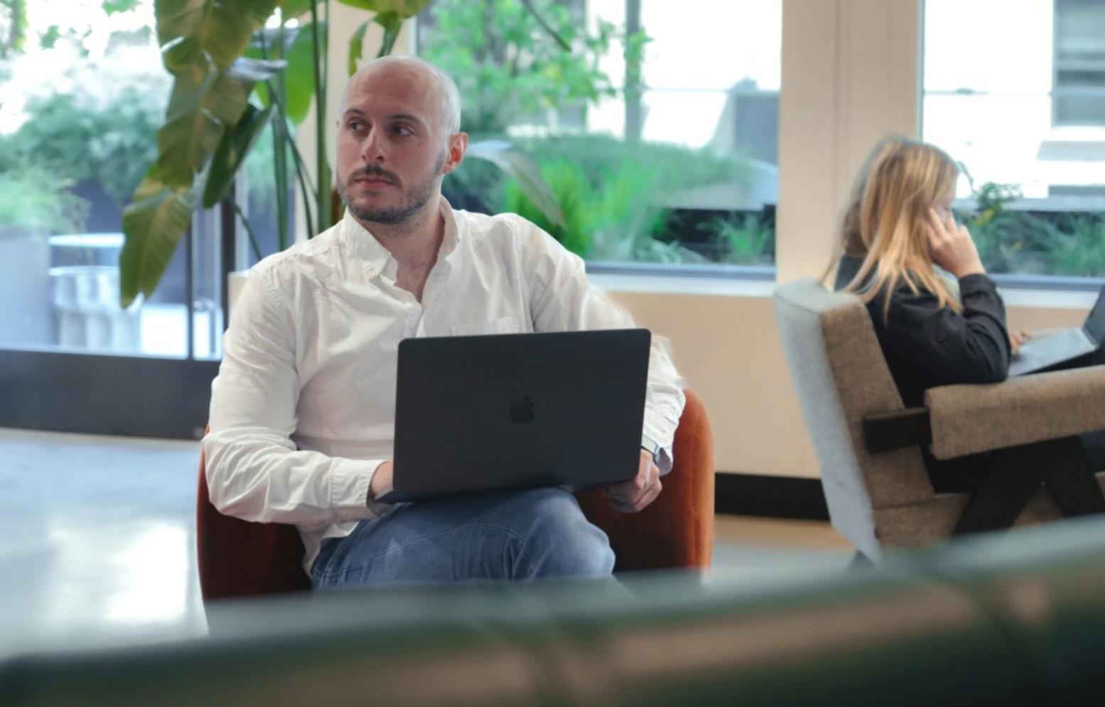 Teilnehmer bei der praktischen Arbeit mit Finanzanalysesoftware